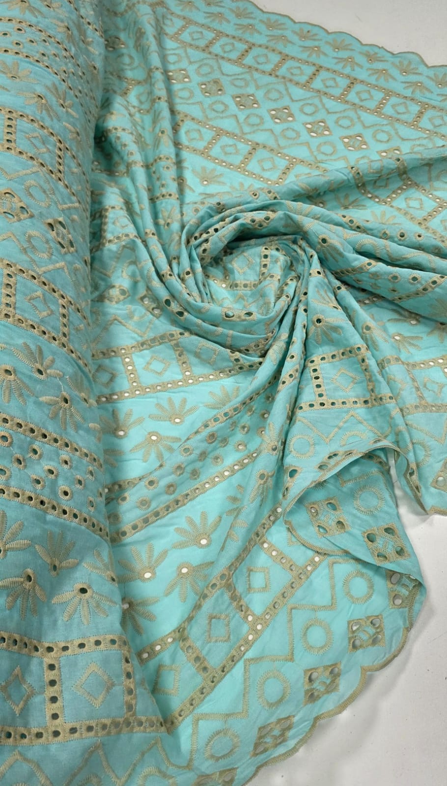 Layse Bordada Azul Piscina com Kaki - Comprimento 0,90 cm x Largura 1,35 m