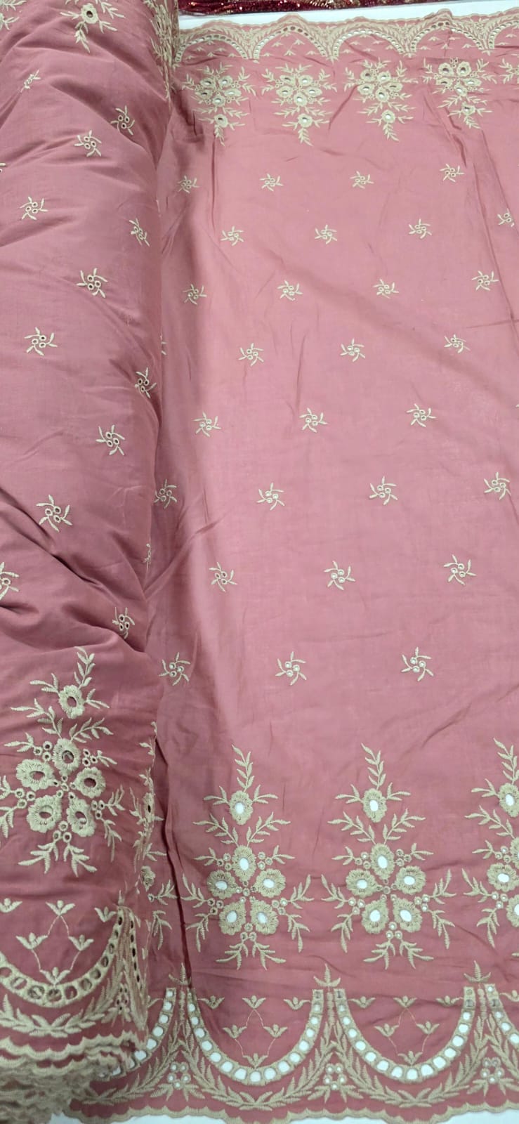 Layse Barrada dos 2 Lados Bicolor Fundo Goiaba e Bordado Kaki - Comprimento 0,50 cm x Largura 1,35 m