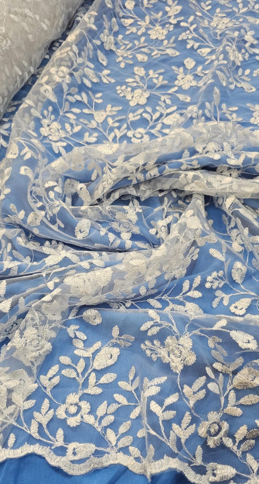 Tule Bordado Festa Branco  - Comprimento 1,30 m x Largura 1,30 m 