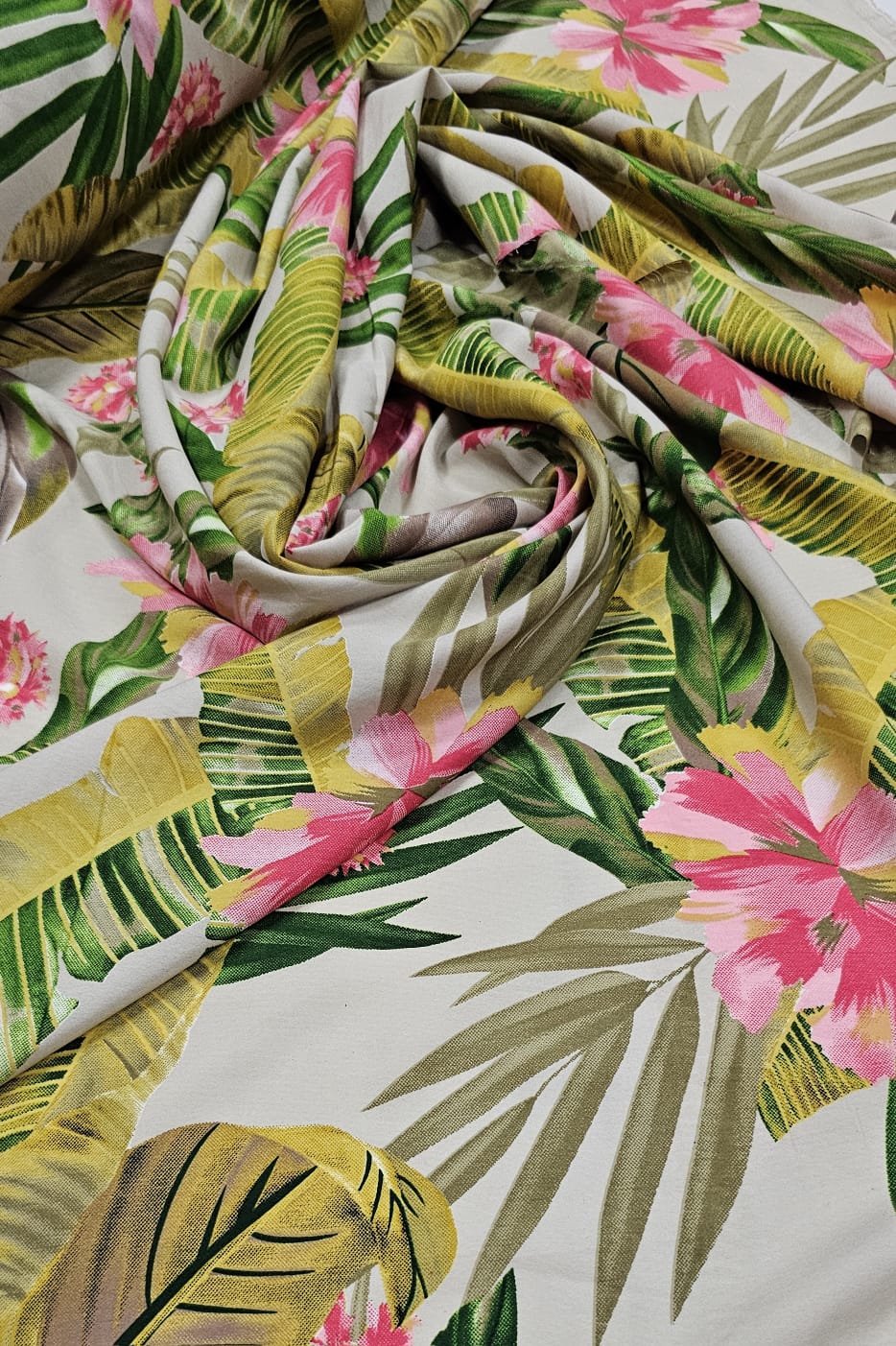 Crepe Haya Estampado ST25 FOLHAGENS FUNDO BEGE - Comprimento 1,20 m x Largura 1,50 m