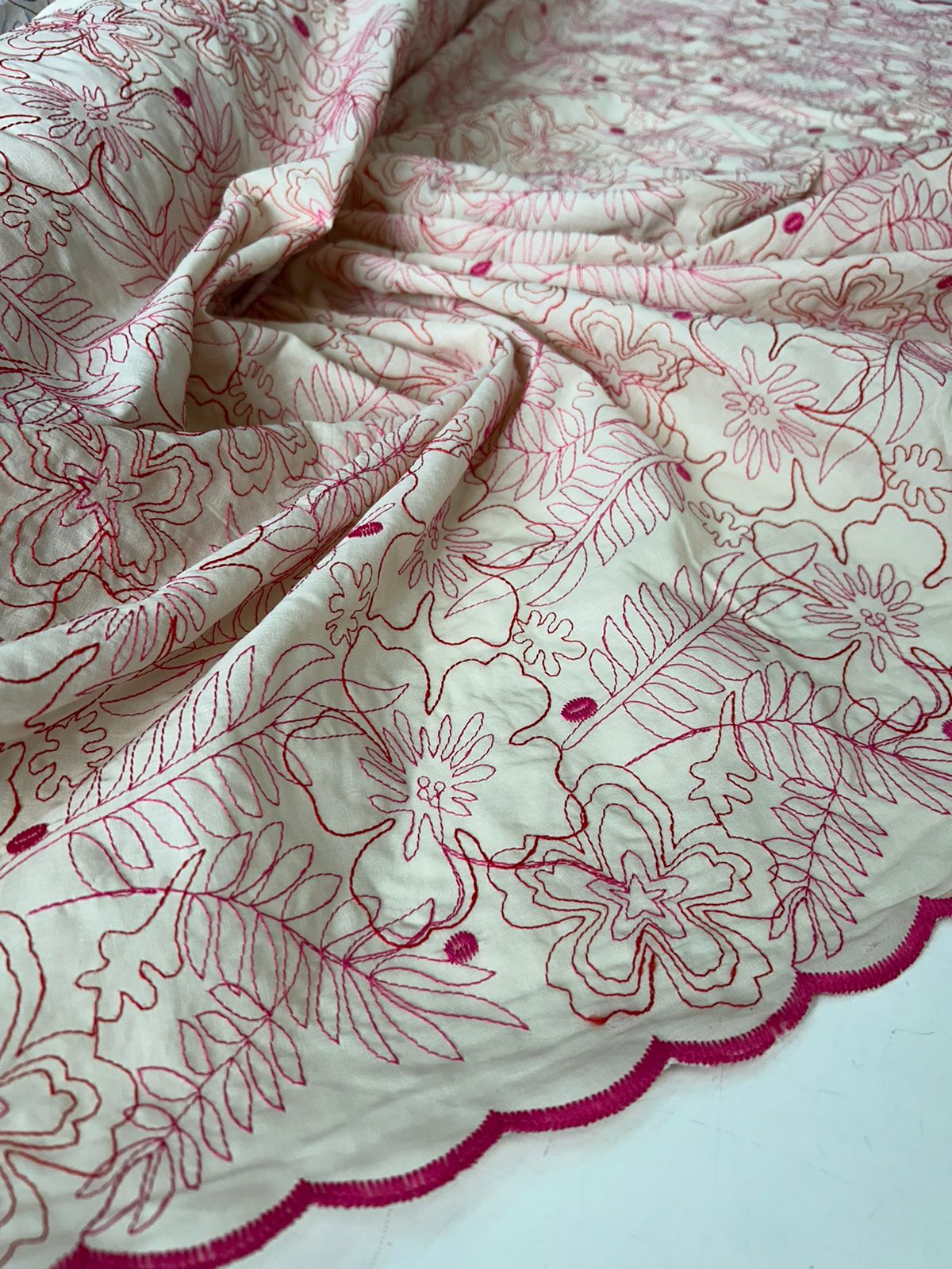 Cambraia Bordada Floral Pink - Comprimento 2,90 m x Largura 1,30 m 