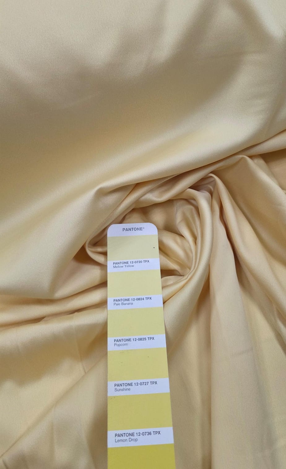 Crepe Amanda Liso Amarelo Manteiga AMASSADO - Comprimento 1 m x Largura 1,50 m