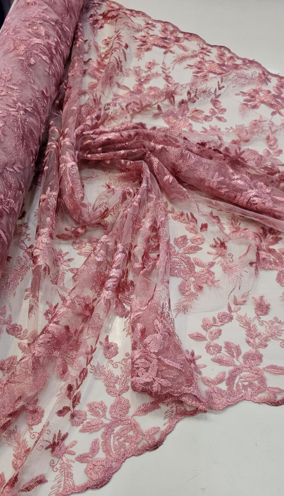 Tule Bordado com Bico Rosê Modelo 26 - Comprimento 0,90  cm x Largura 1,30 m