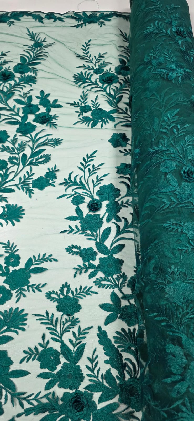 Renda Bordada London 3D Verde Esmeralda Modelo 14 CORTE TORTO - Comprimento 1 m x Largura 1,30 m
