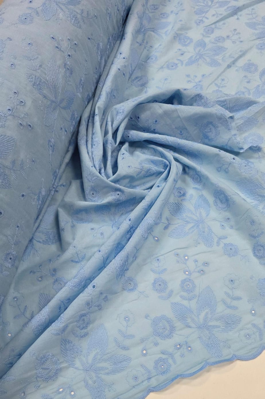 Layse Bordada Azul Serenity Modelo I06 - Comprimento 1 m x Largura 1,30 m