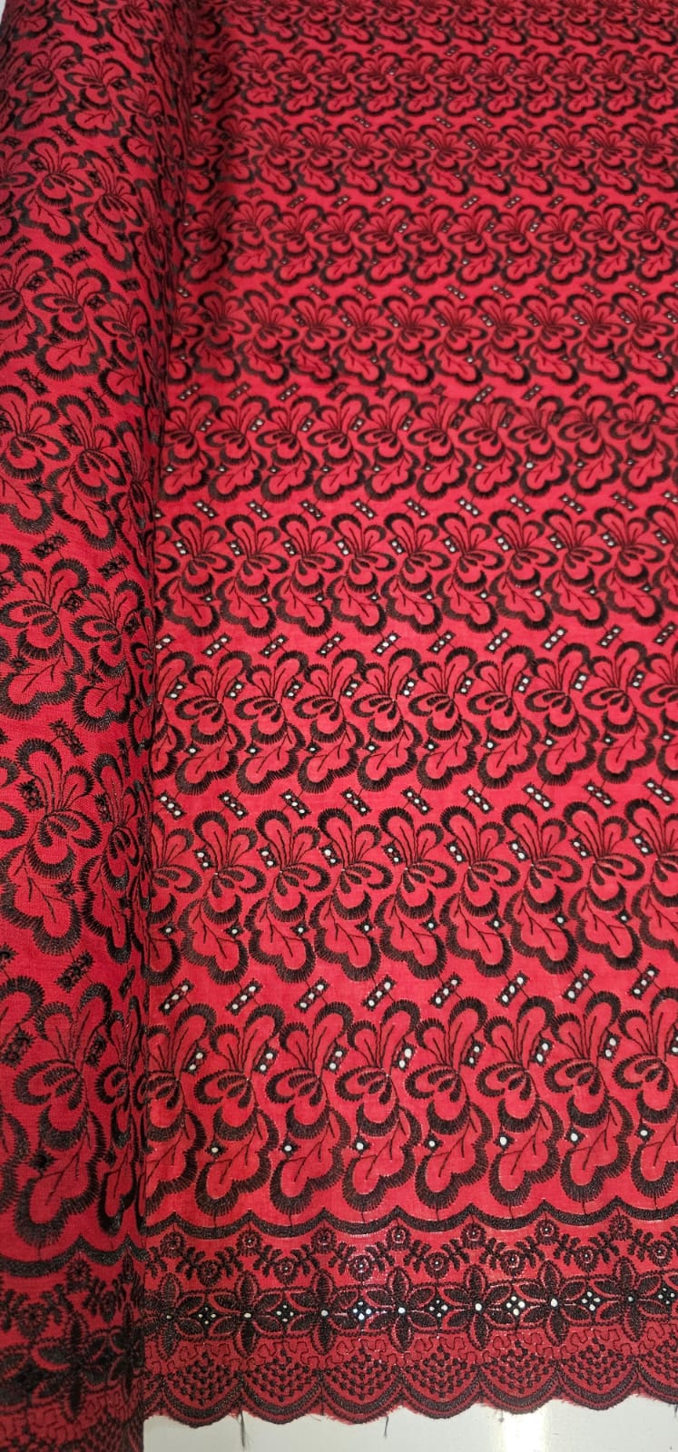 Layse Austríaca Fundo Vermelho Bordada com Preto - Comprimento 0,60 cm x Largura 1,30 m