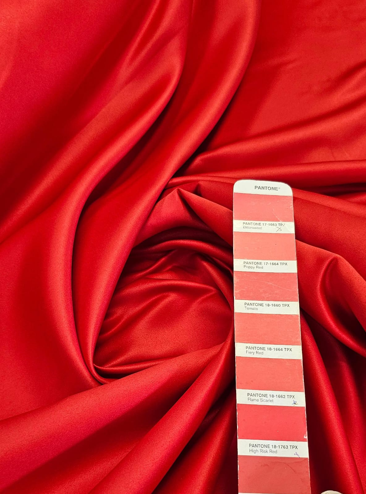 Cetim Bucol Liso Vermelho Ferrari COM MANCHA - Comprimento 0,90 cm X largura 1,47 m