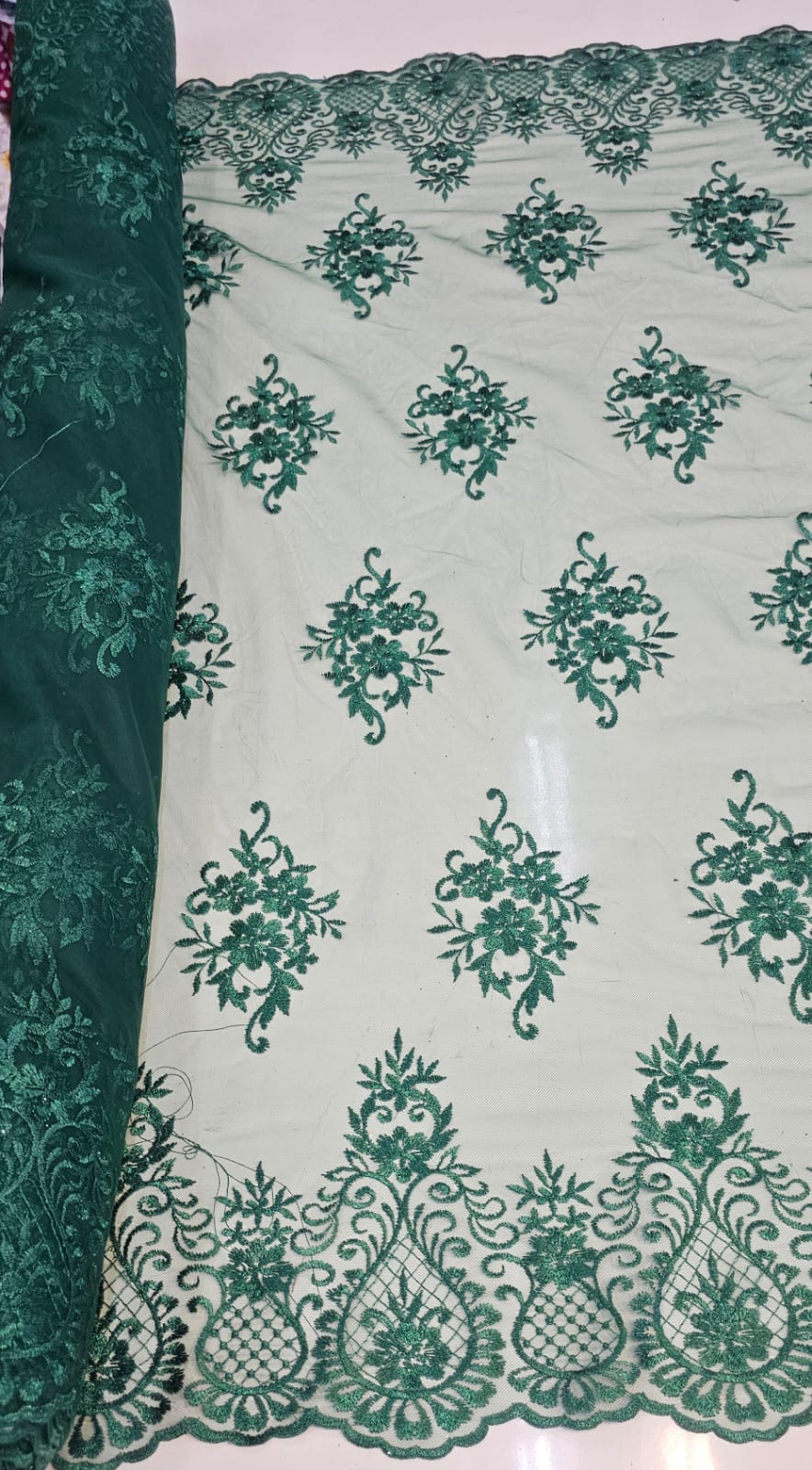 Tule Bordado com Bico Verde Floresta LS2321D15 - Comprimento 2 m x Largura 1,35 m