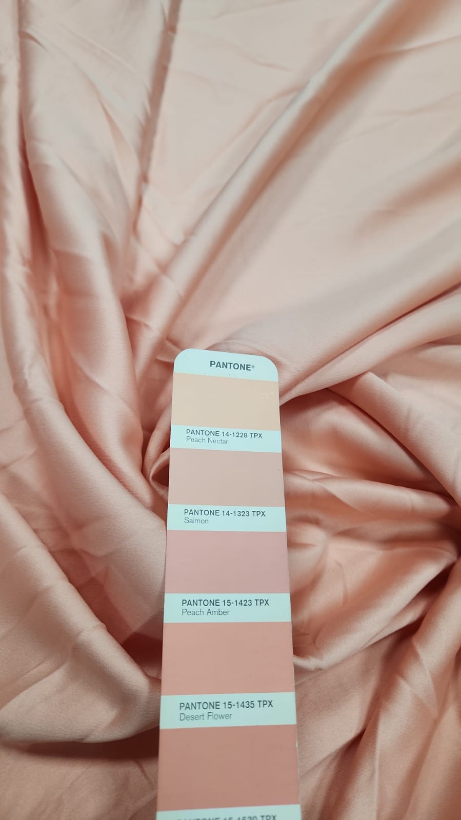 Crepe Amanda Liso Salmão COM SUJEIRA - Comprimento 0,75 cm x Largura 1,50 m