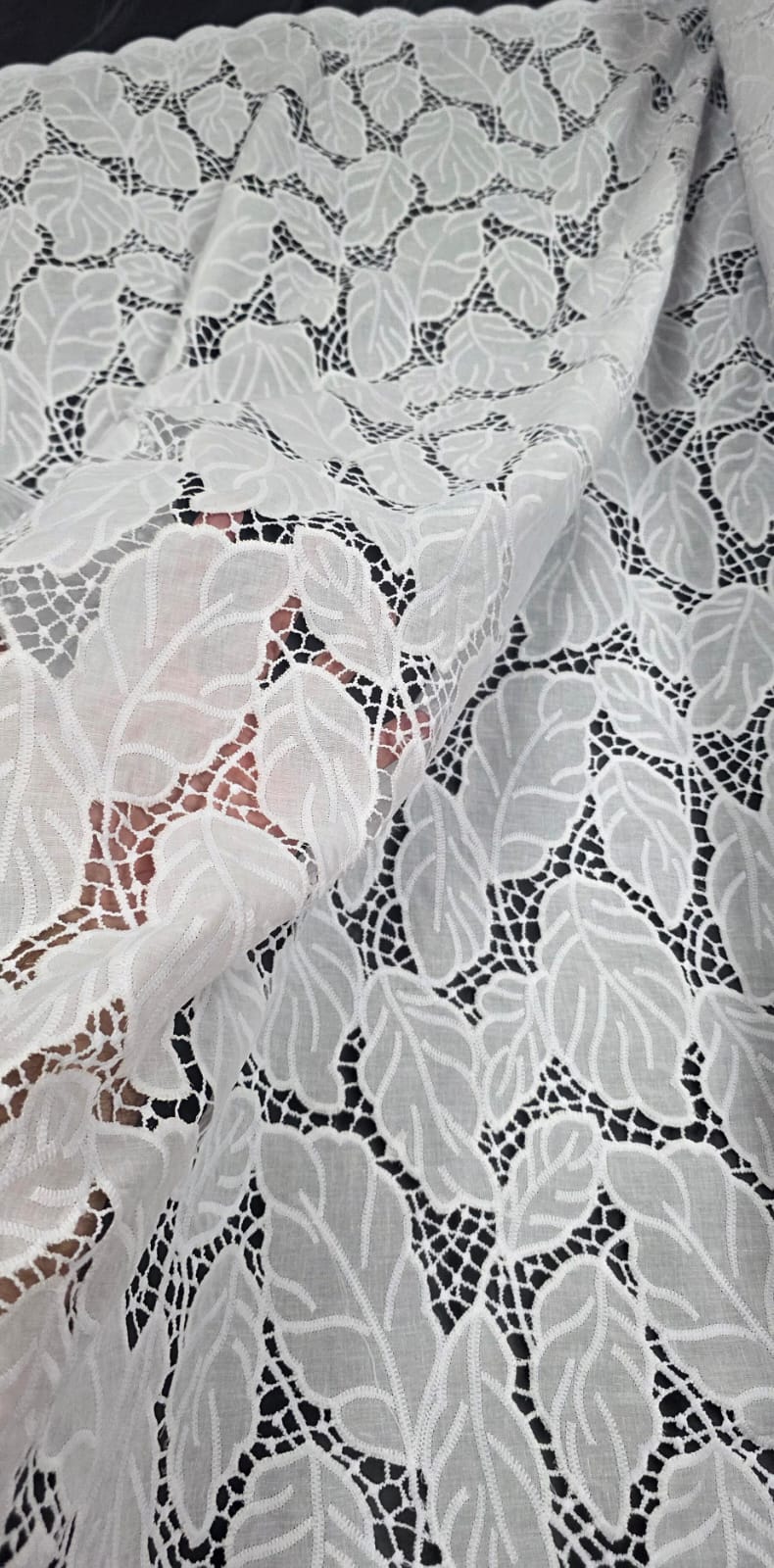 Layse Richelieu Branca Folhagens I37 COM SUJEIRA NA BORDA - Comprimento 1,70 m x Largura 1,30 m