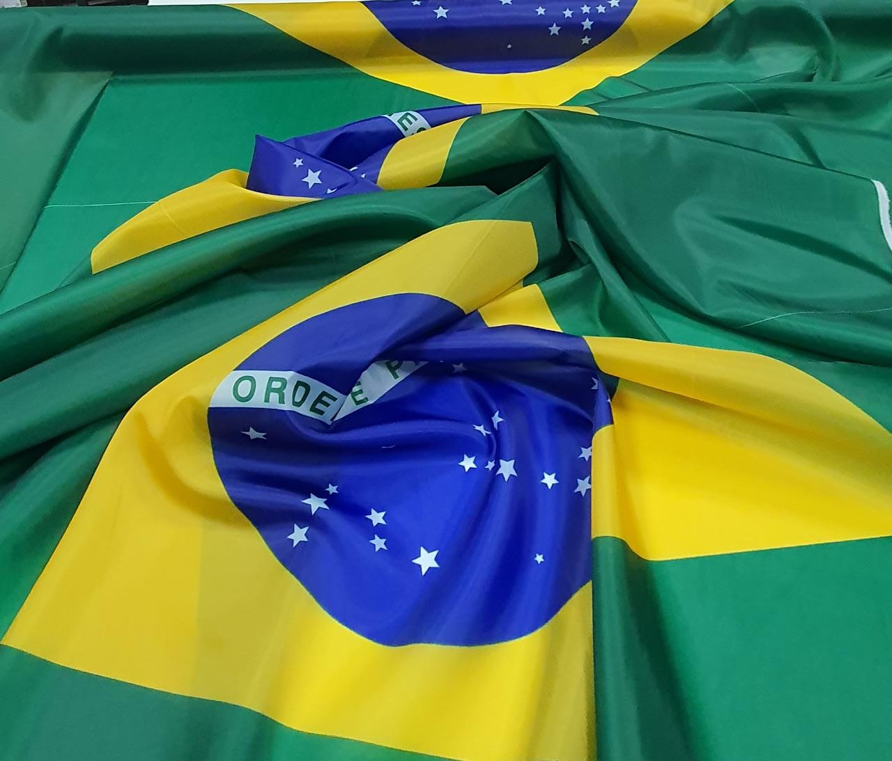Bandeira do Brasil em Failete Extra Grande 3,00 X 1,80 - COM RASGO