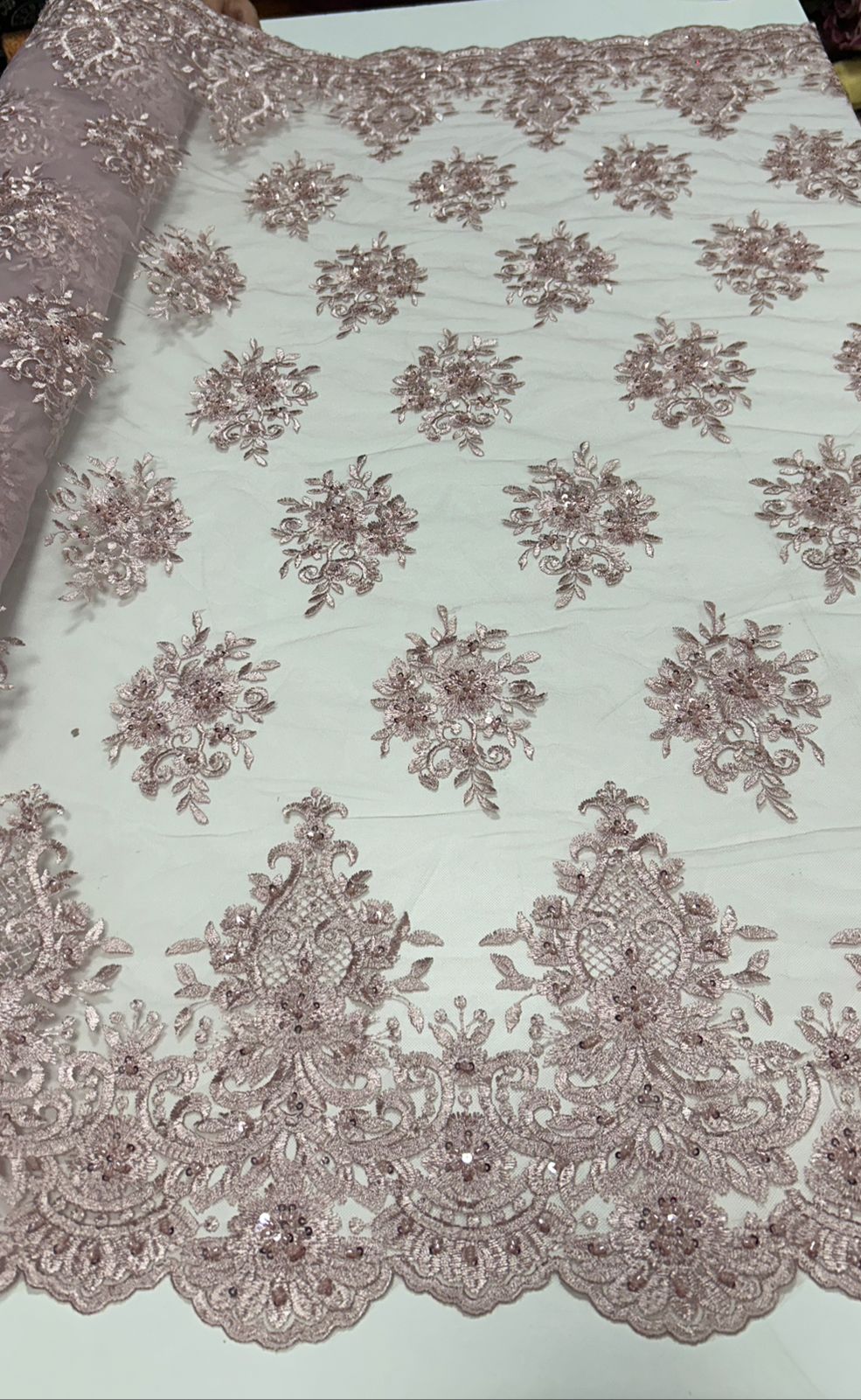 Tule Bordado com Pedrarias Rosê  I16  - Comprimento 0,60 cm x Largura 1,30 m