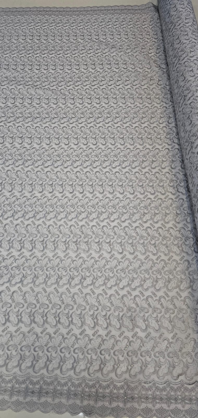 Layse Austríaca Branca  Bordada com Fio Metálico Prata COM SUJEIRA - Comprimento 2,60 m x Largura 1,30 m