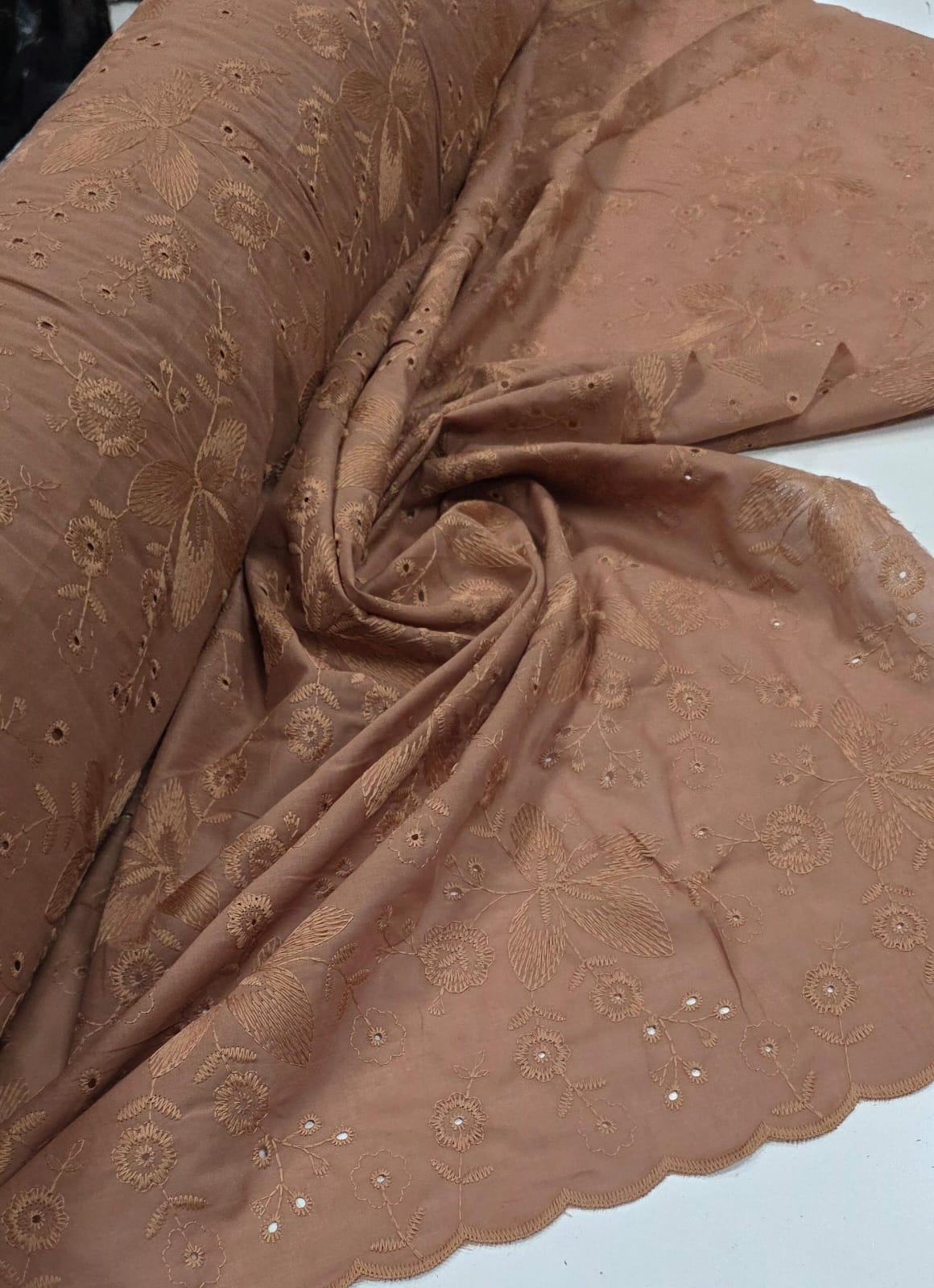 Layse Bordada Marrom Mocha Mousse Modelo I06 - Comprimento 0,75 cm x Largura 1,30 m