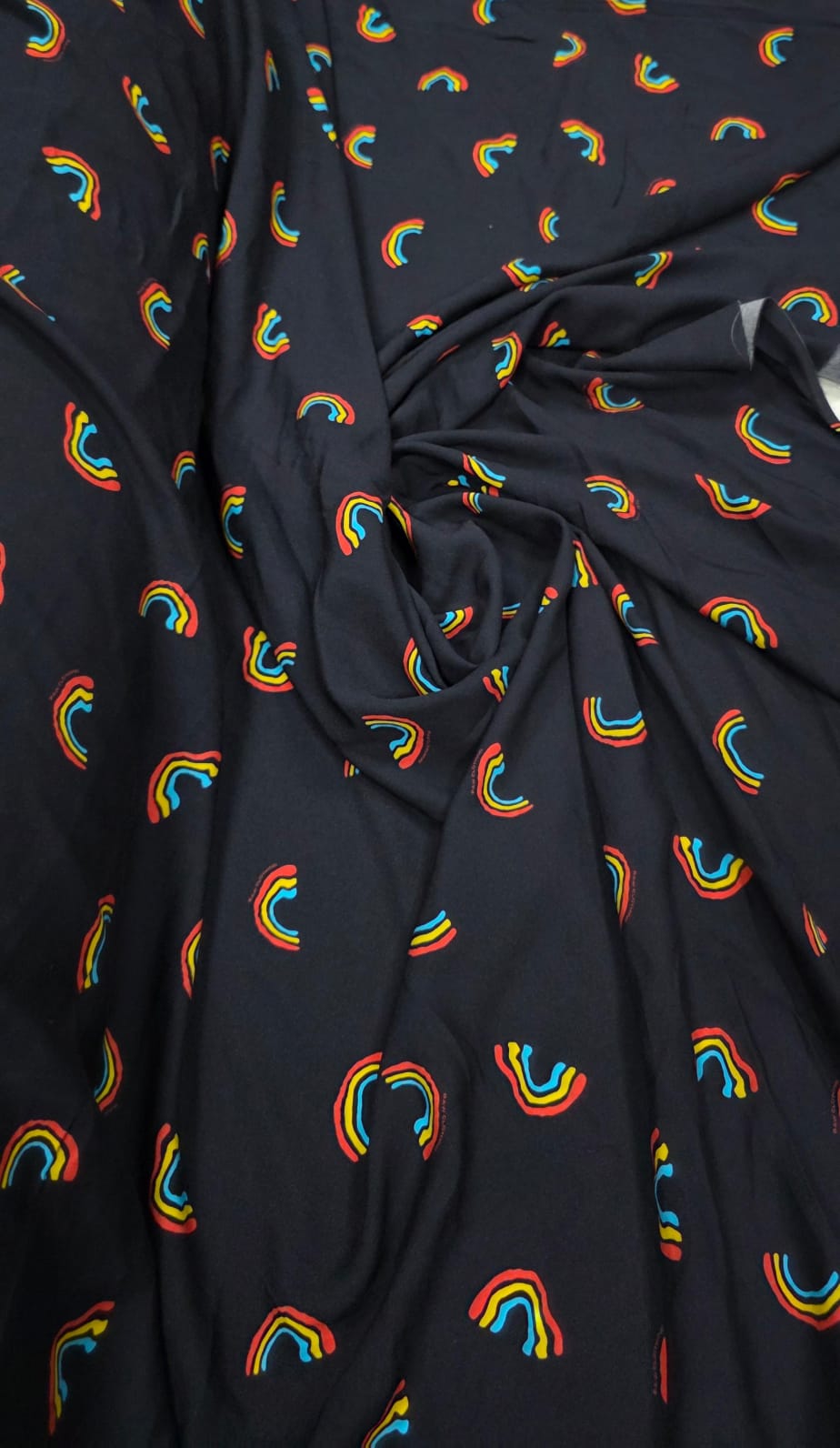 Viscose Premium Baw Arco-íris Fundo Preto - Comprimento 0,80 cm x Largura 1,40 m 