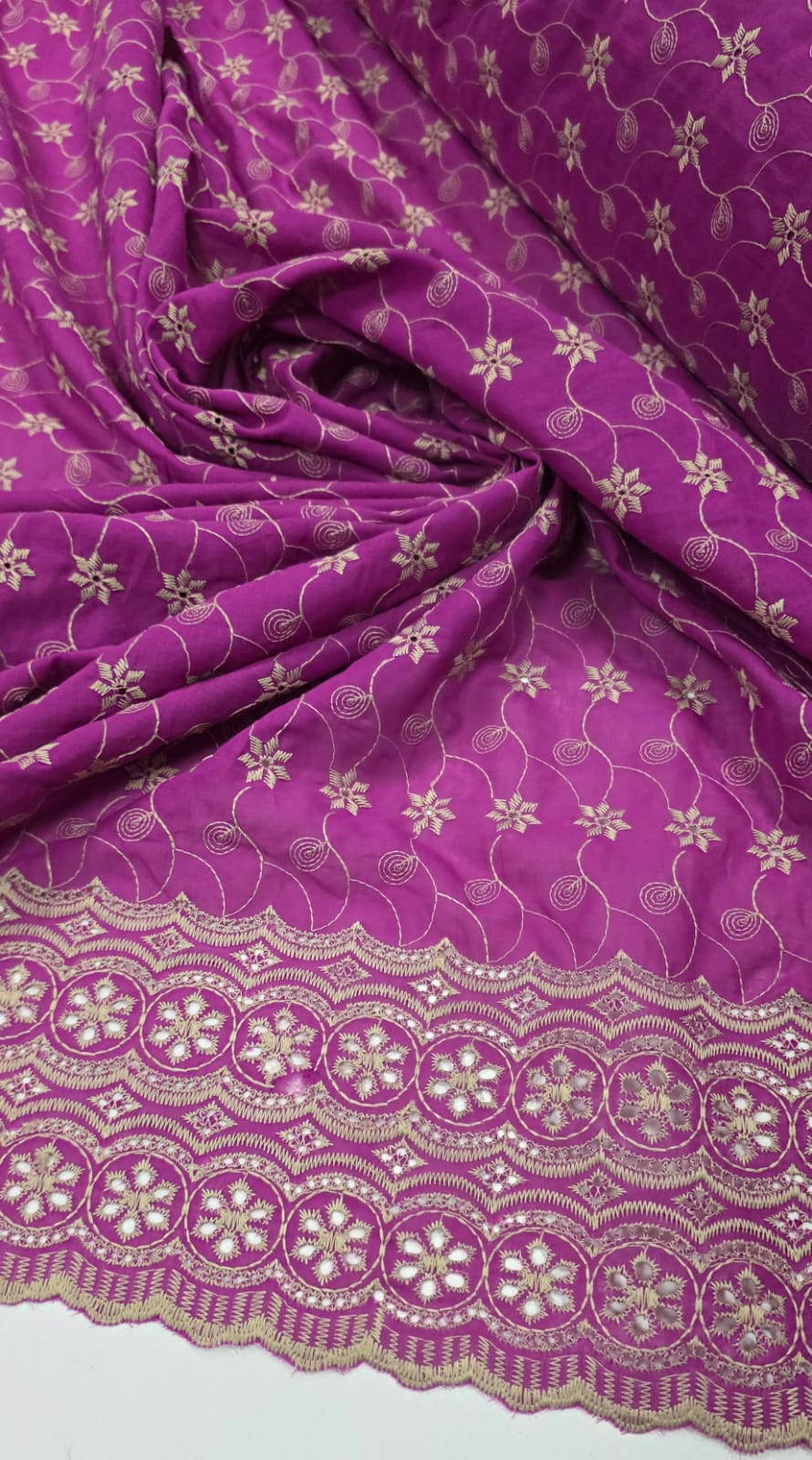 Layse Bordada Bicolor Surat Fucsia com Kaki   - Comprimento 1,30 m x Largura 1,35 m -