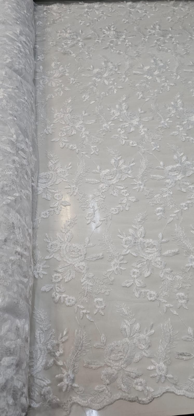 Tule Bordado com Bico Branco Modelo 26  - Comprimento 1 m  x Largura 1,30 m 