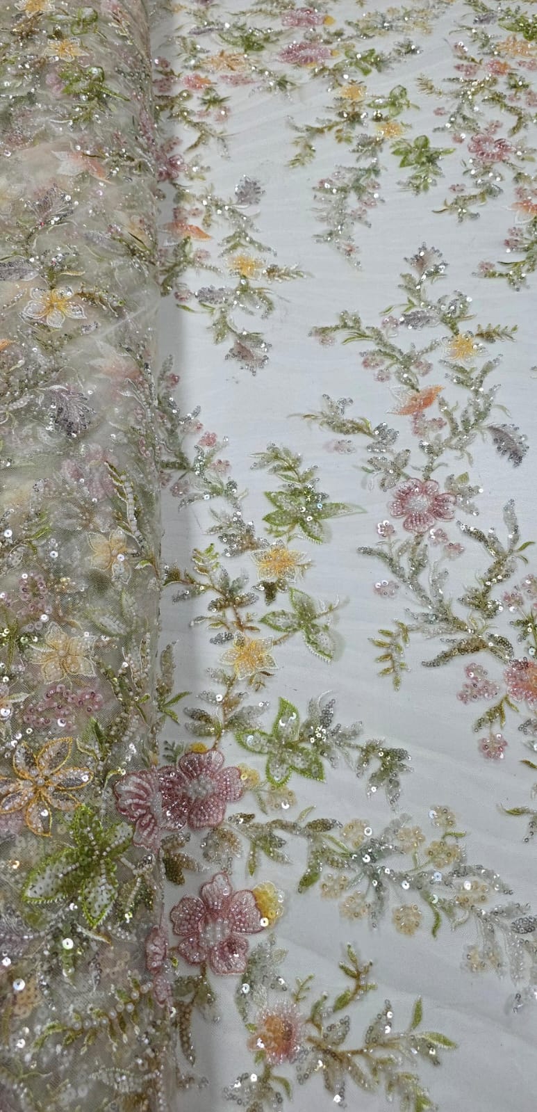 Tule Bordado com Pedrarias Premium Primavera Multicolor Amarelo - Comprimento 0,70 cm x Largura 1,30 m