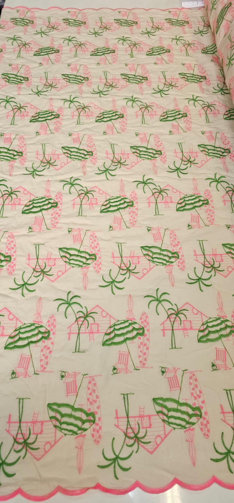 Cambraia Bordada Praia Pink com Verde - Comprimento 1,90 m x Largura 1,35 m