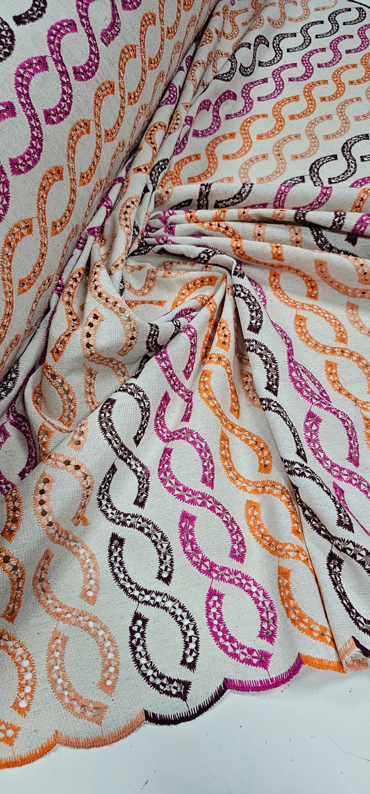 Linho Trovata Bordado Infinity Tons Laranja e Pink COMRASGO NA BORDA - Comprimento 0,50 cm x Largura