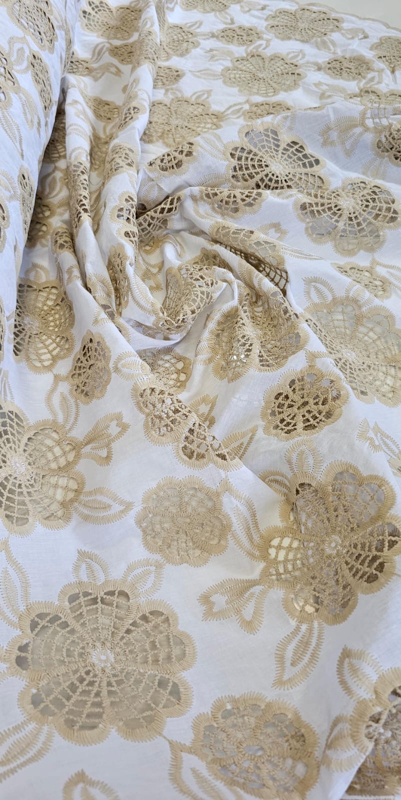Layse Richelieu Flores Bicolor Branco com Kaki - Comprimento 1 m x Largura 1,30 m