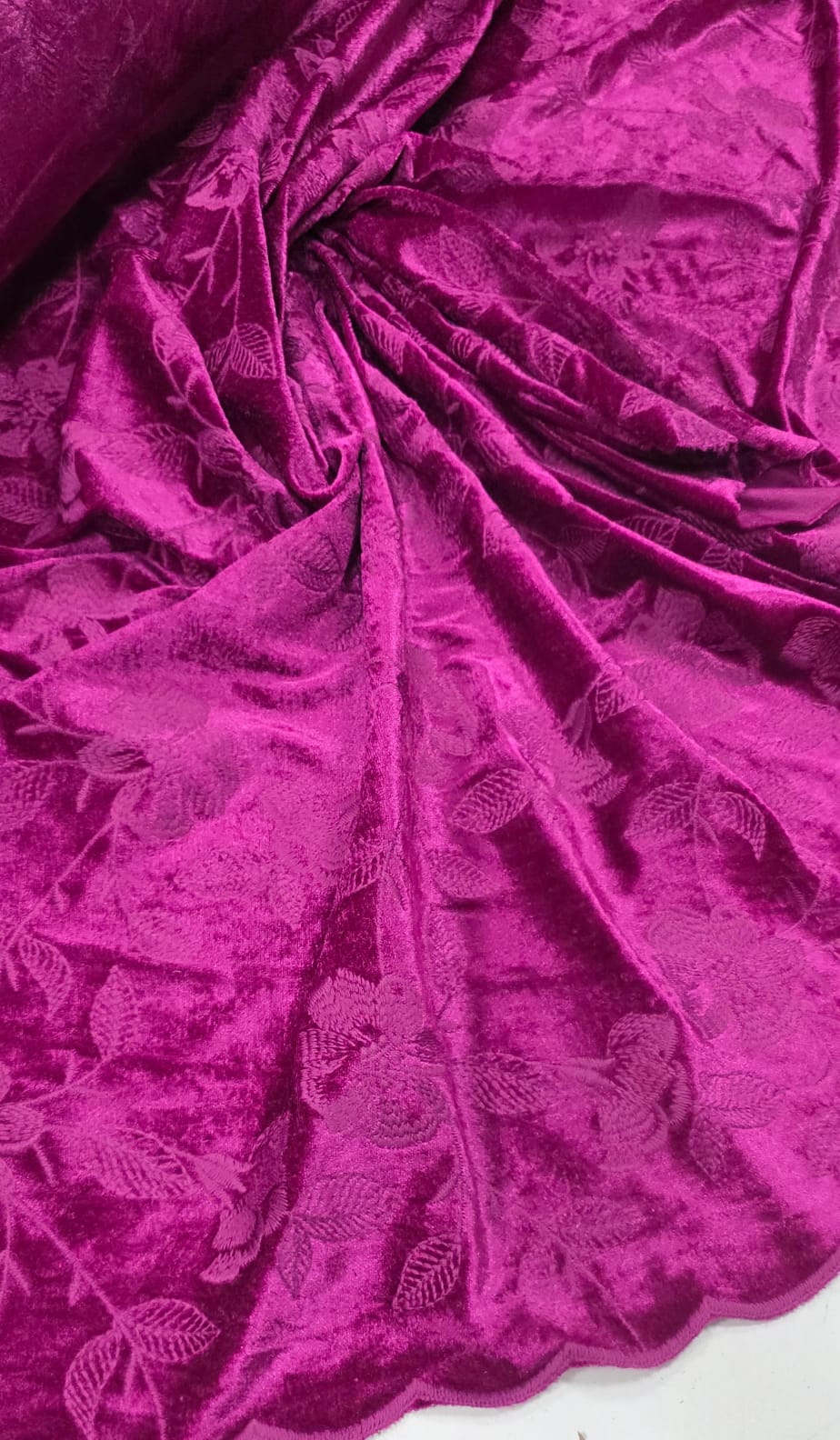 Veludo Cristal Bordado Floral Fucsia COM FURO - Comprimento 1,50 m x Largura 1,45 m