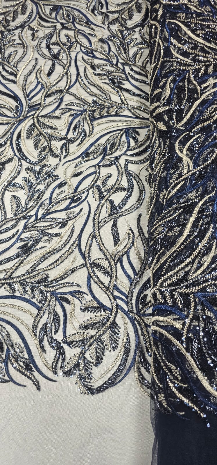 Tule Bordado com Pedrarias Azul Marinho com Ouro Velho Multicolor HS2625 - Comprimento 0,50 cm x Largura 1,40 m
