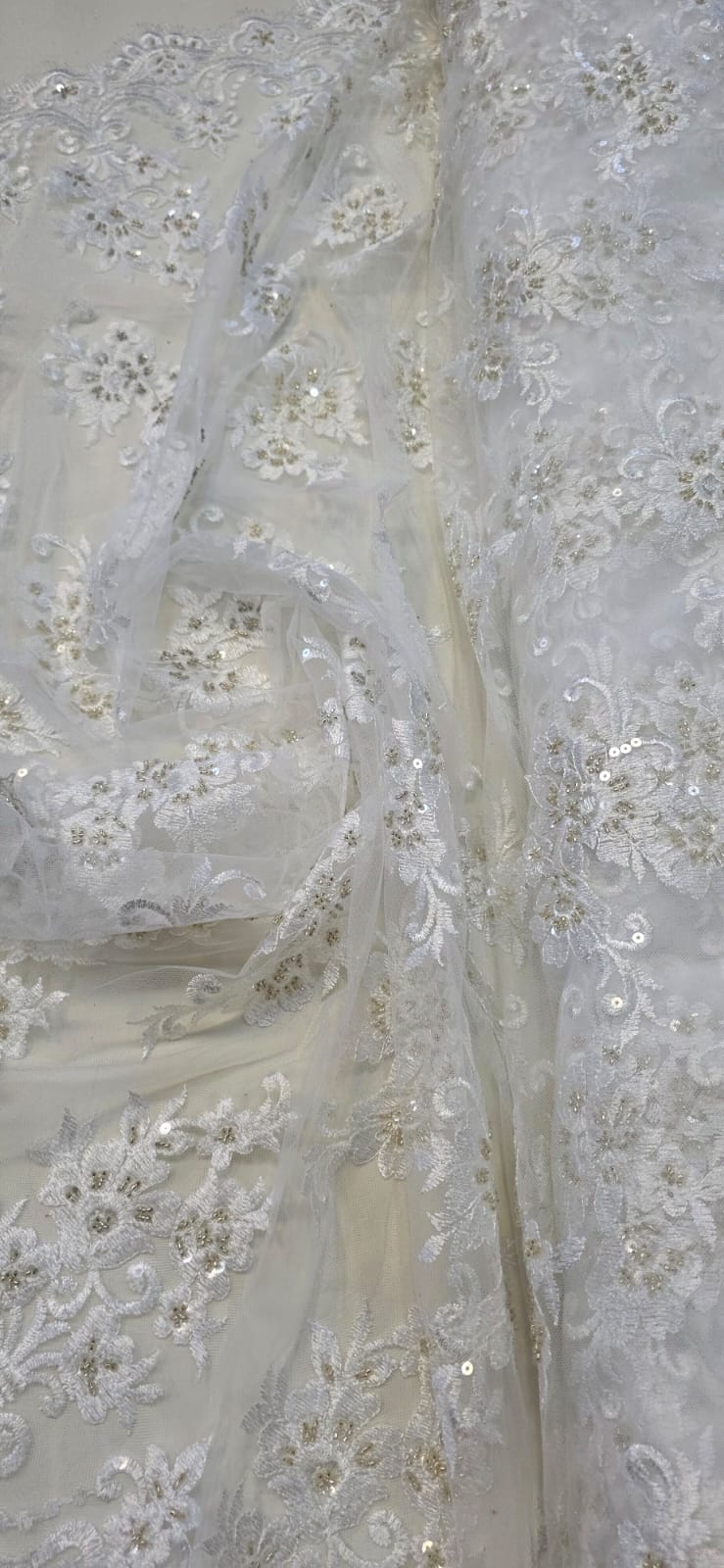 Tule Bordado com Pedrarias Dolce Champagne com Branco COM MANCHA - Comprimento 0,50 cm x Largura 1,30 m