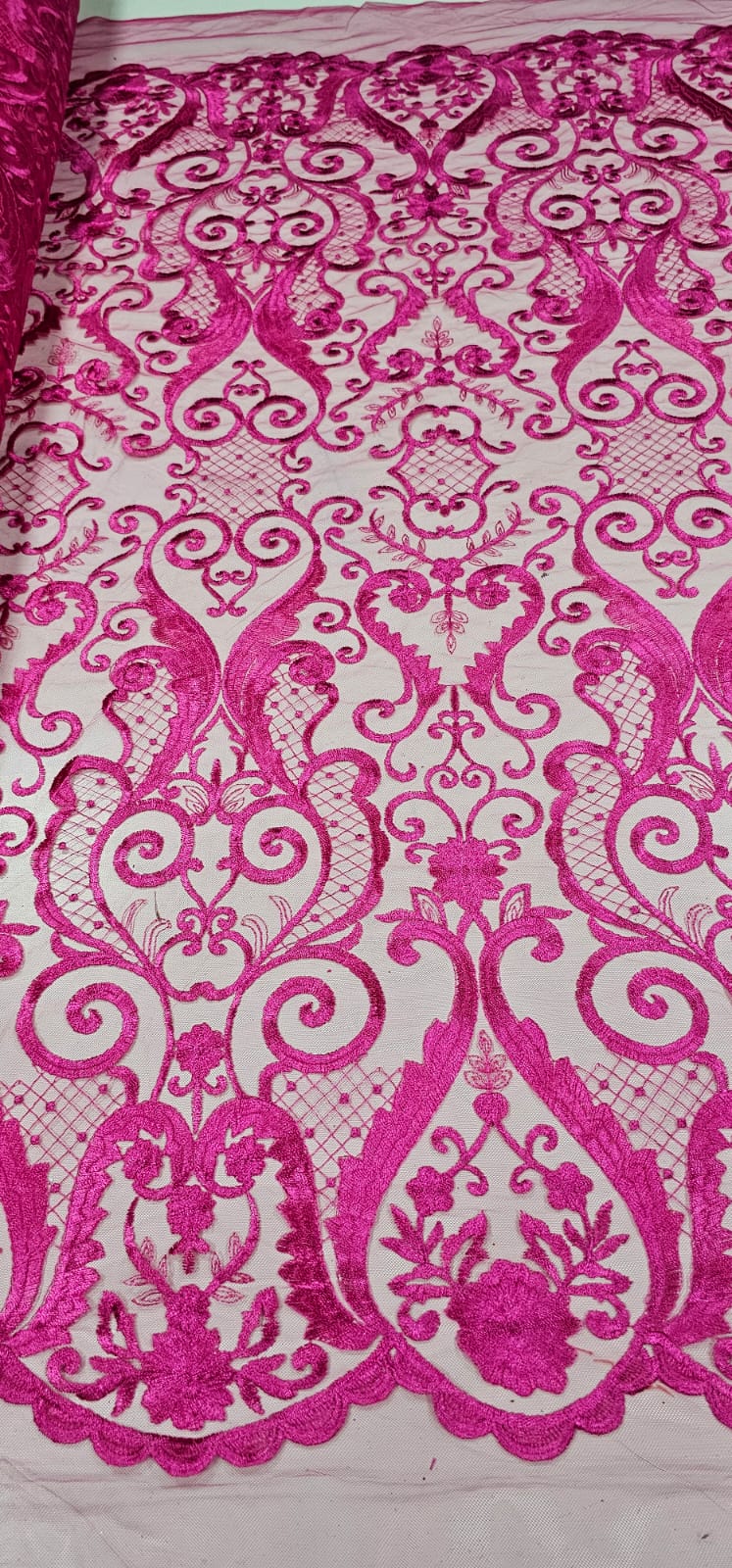 Tule Bordado Arabescos com Bico LS2321 PINK  COM MANCHA - Comprimento 0,50 cm x Largura 1,30 m 