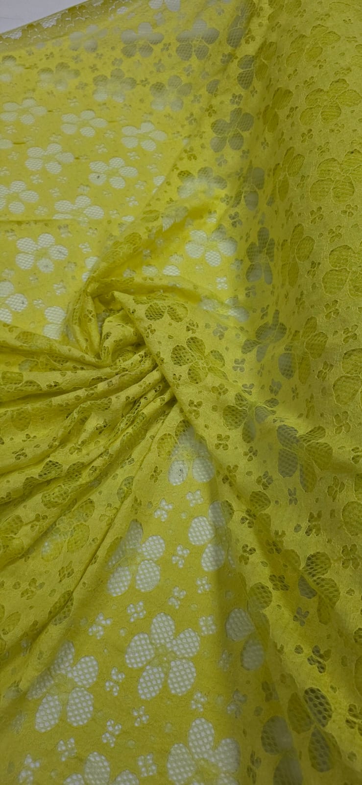 Renda Bordada Cordonê Amarelo Cítrico - Comprimento 2,80 m x Largura 1,45 m