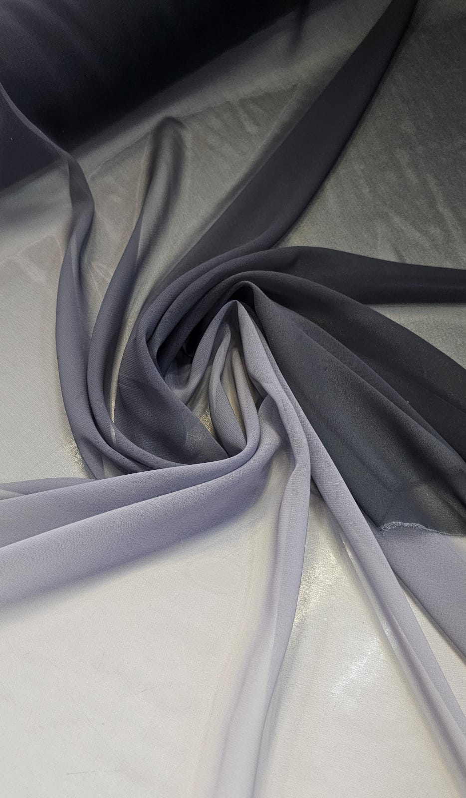 Mousseline Toque de Seda Degradê Preto com Cinza COM EMANDA - Comprimento 2 m x Largura 1,47 m