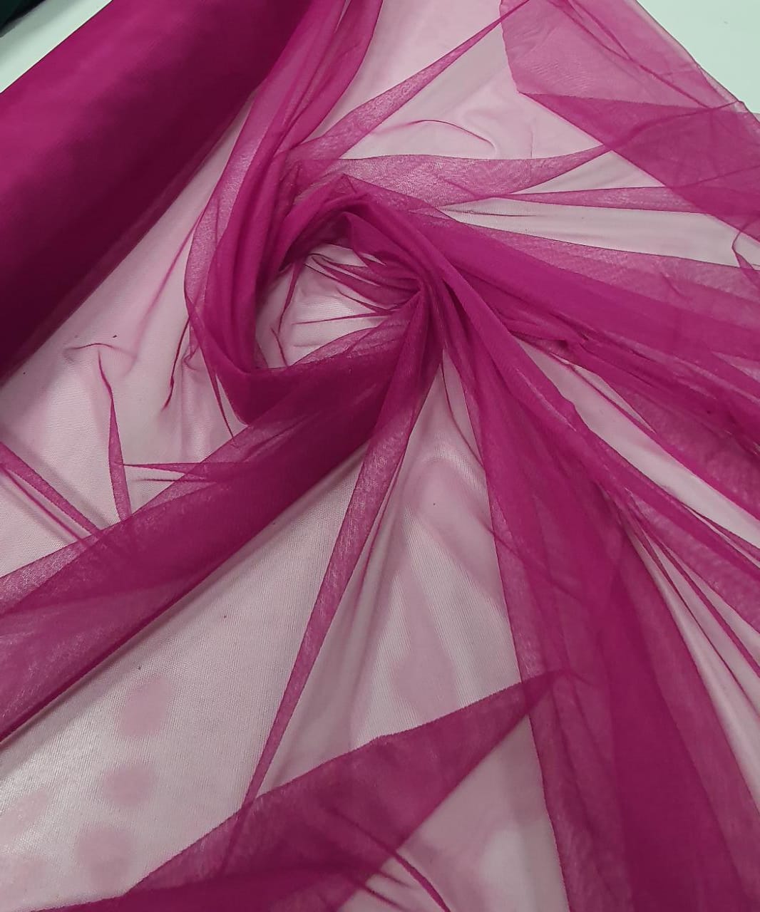 Tule Fucsia com Elastano 1,60m de Largura COM FIO PUXADO- Comprimento 1 m x Largura 1,60 m