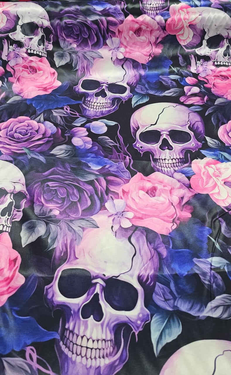 Cetim Estampado Digital Caveiras com Rosas Roxas COM FALHA - Comprimento 2,80 m x Largura 1,47 m