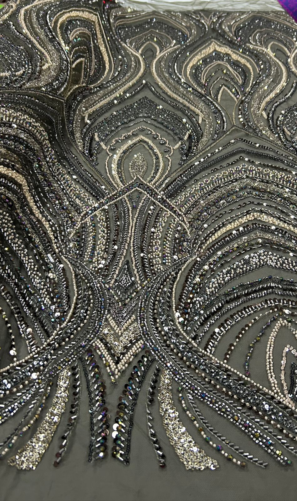 Tule Bordado com Pedrarias Premium Verde Militar com Dourado Multicolor HT97504 - Comprimento 0,70 cm x Largura 1,30 m