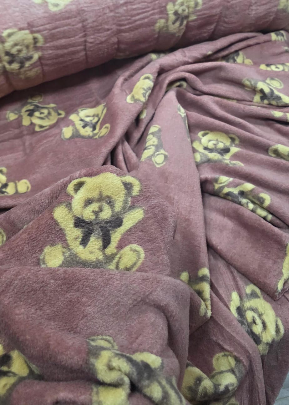 Ultra Soft Fleece Estampada Ursos Fundo Rosê Escuro COM FITA ECOLA - Comprimento 0,80 cm x Largura 1,80 m