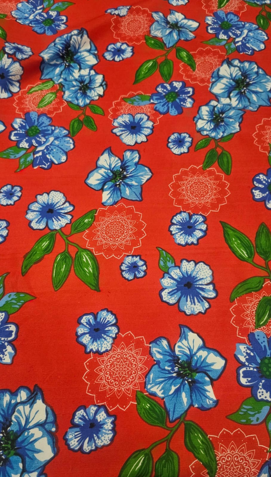 Chitão Estampado Fundo Vermelho Flores Azul Turquesa STC COM MANCHAS - Comprimento 2,50 m x Largura 1,40 m