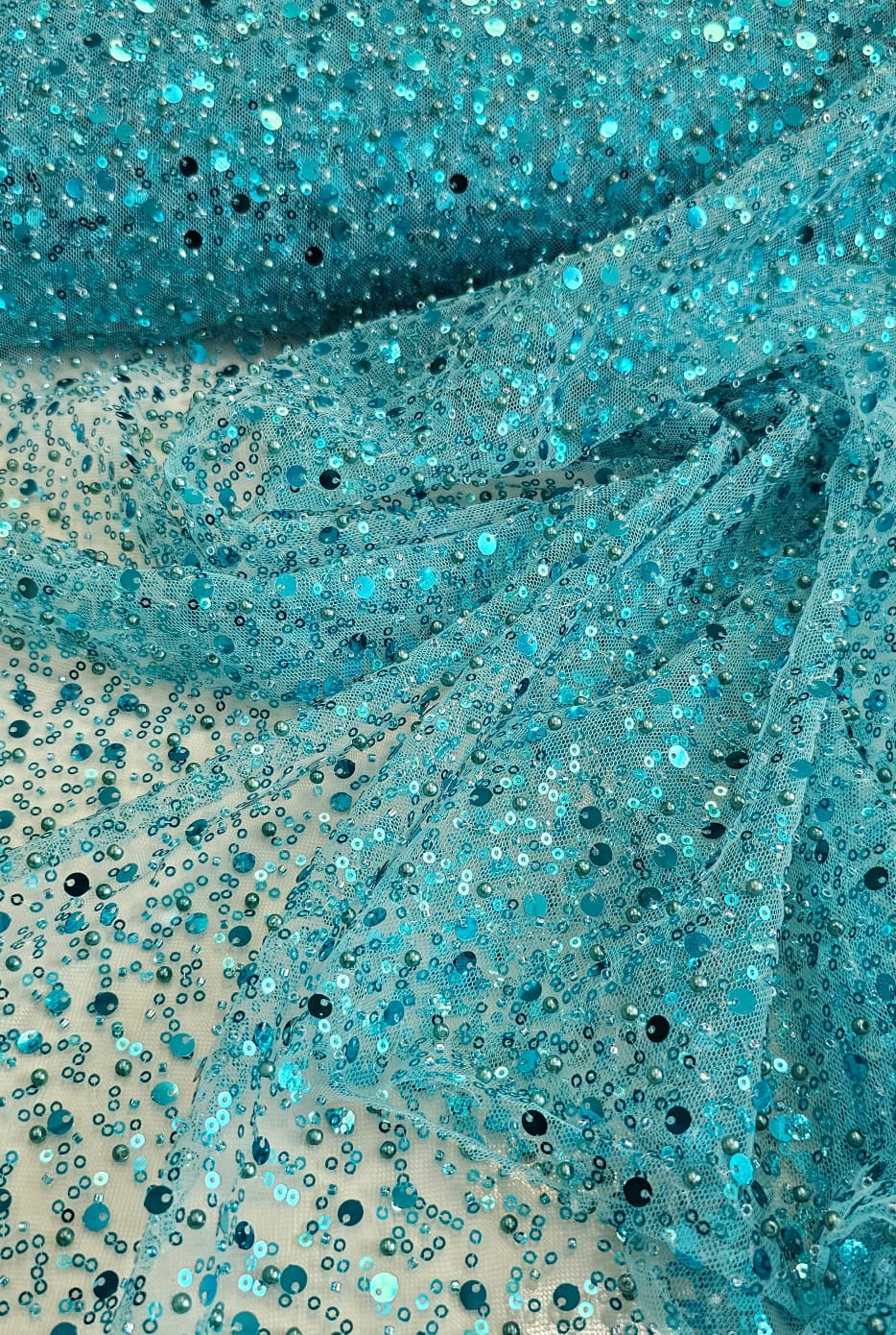 Tule Bordado com Paetês e Pedrarias Azul Turquesa COM FALHA - Comprimento 0,45 cm x Largura 1,30 m