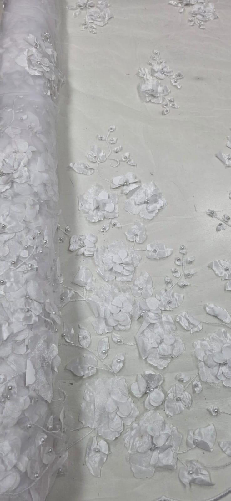 Tule Bordado Primavera 3D com Pérolas ST26 Branco - Comprimento 0,60 cm x Largura 1,30 m