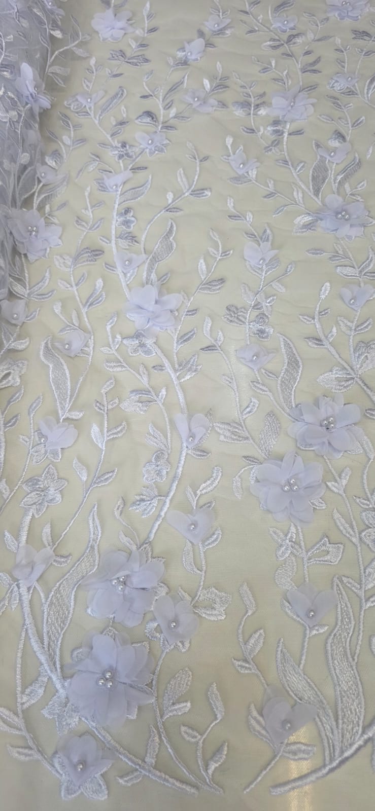 Tule Bordado com Pérolas e Flores 3D Branco GDT6125 - Comprimento 0,80 cm x Largura 1,40 m