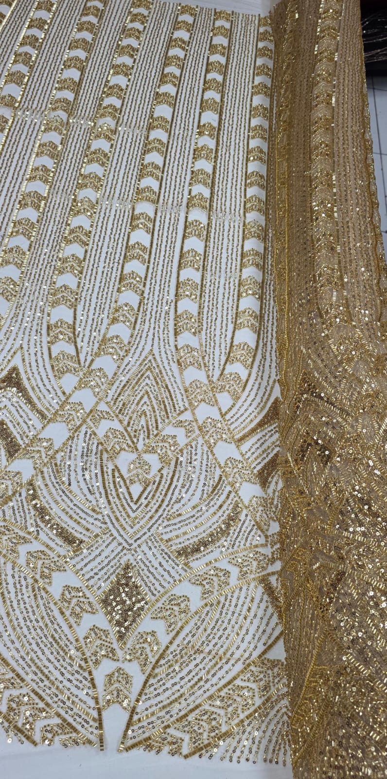 Tule Bordado com Pedrarias Dourado TZ14917 - Comprimento 0,65 cm x Largura 1,30 m
