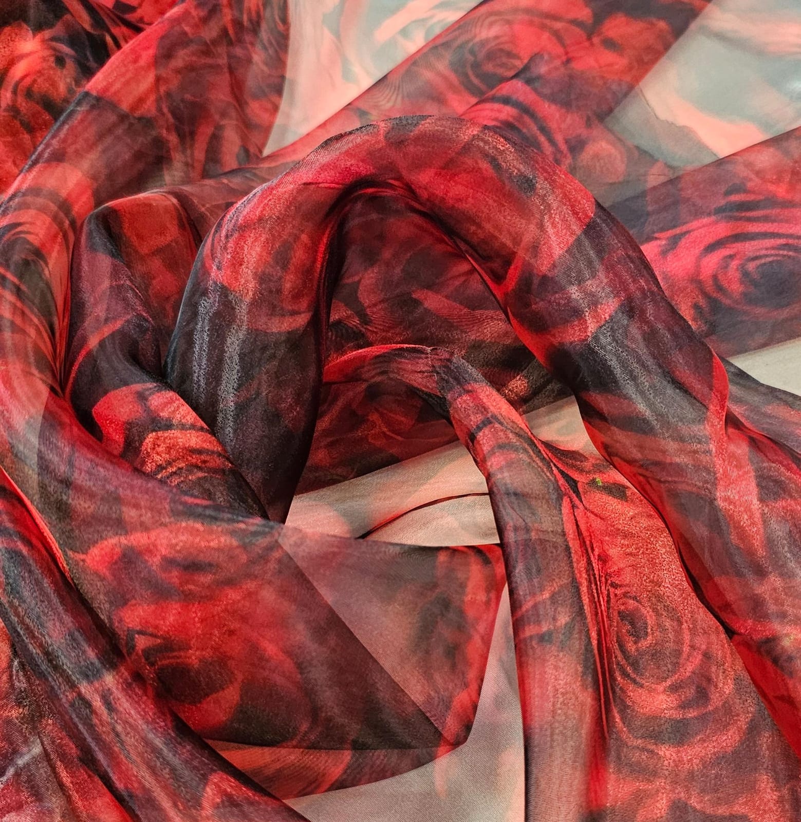 Organza Cristal Digital Preto Rosas Vermelhas COM FALHA - Comprimento 1,50 m x Largura 1,47 m