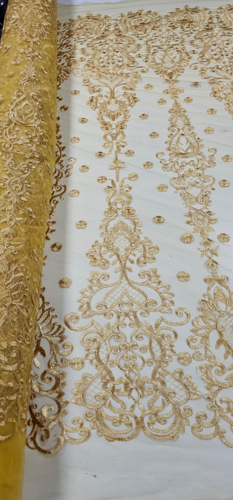 Tule Bordado Arabescos com Bico Dourado ST500  