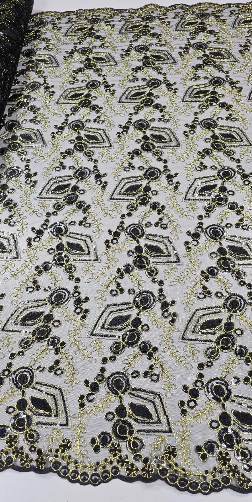 Tule Bordado Europa Preto com Fio Metálico Dourado MCT