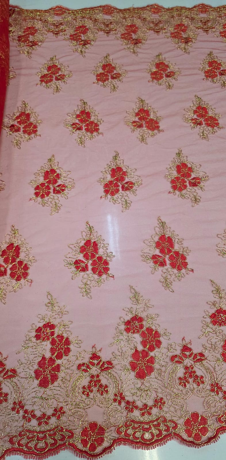 Tule Bordado Europa Vermelho com Fio Metálico Dourado MCT Modelo 02