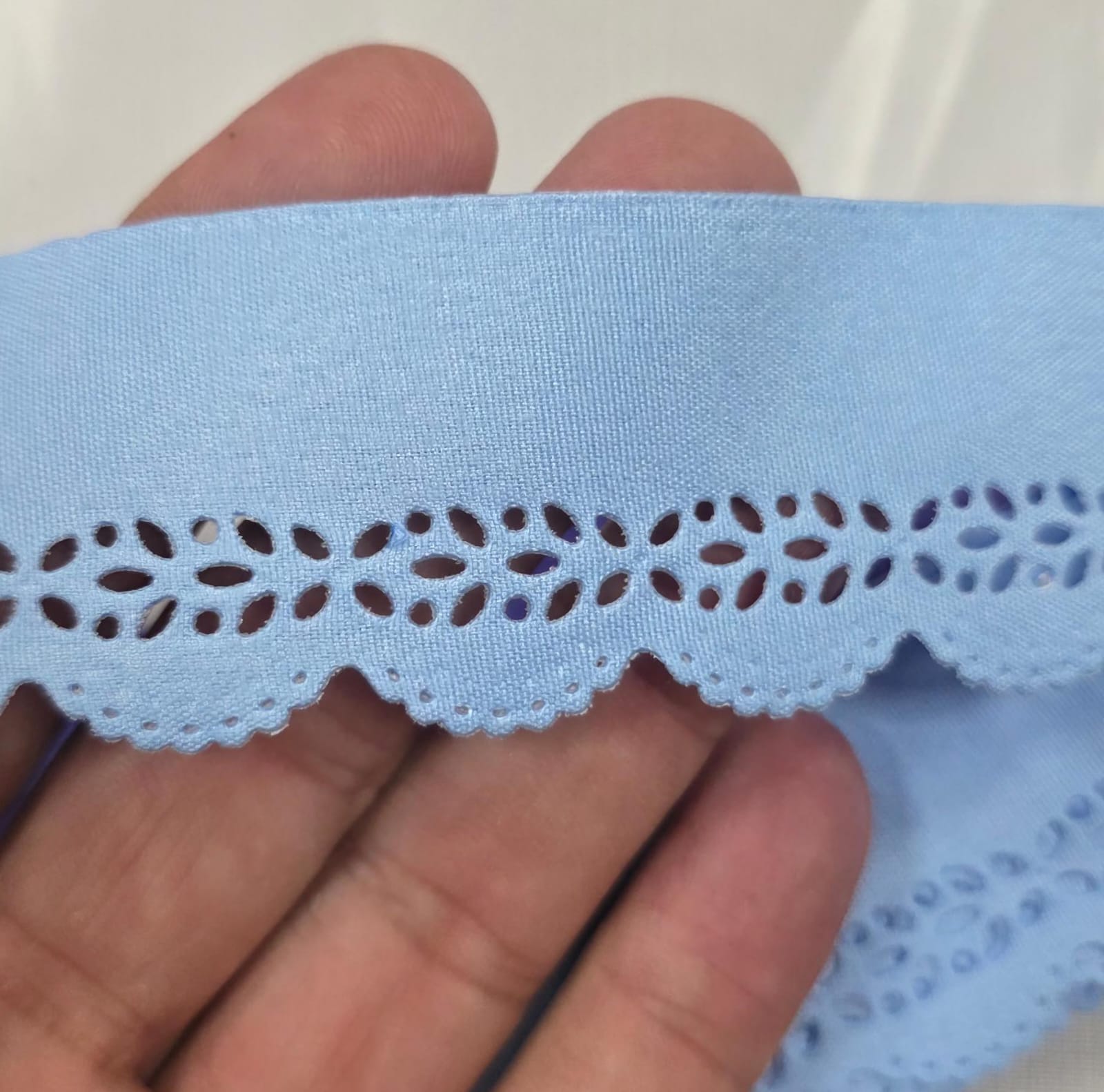 Bordado Inglês Modelo 2021/03 3,7cm Azul Claro - Peça 10m