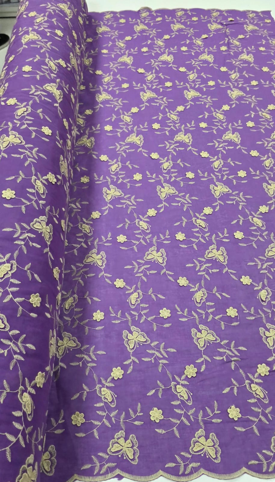 Cambraia Bordada 3D Bicolor Borboletas Roxo com Kaki  ( COM ACABAMENTO NOS 2 LADOS) 