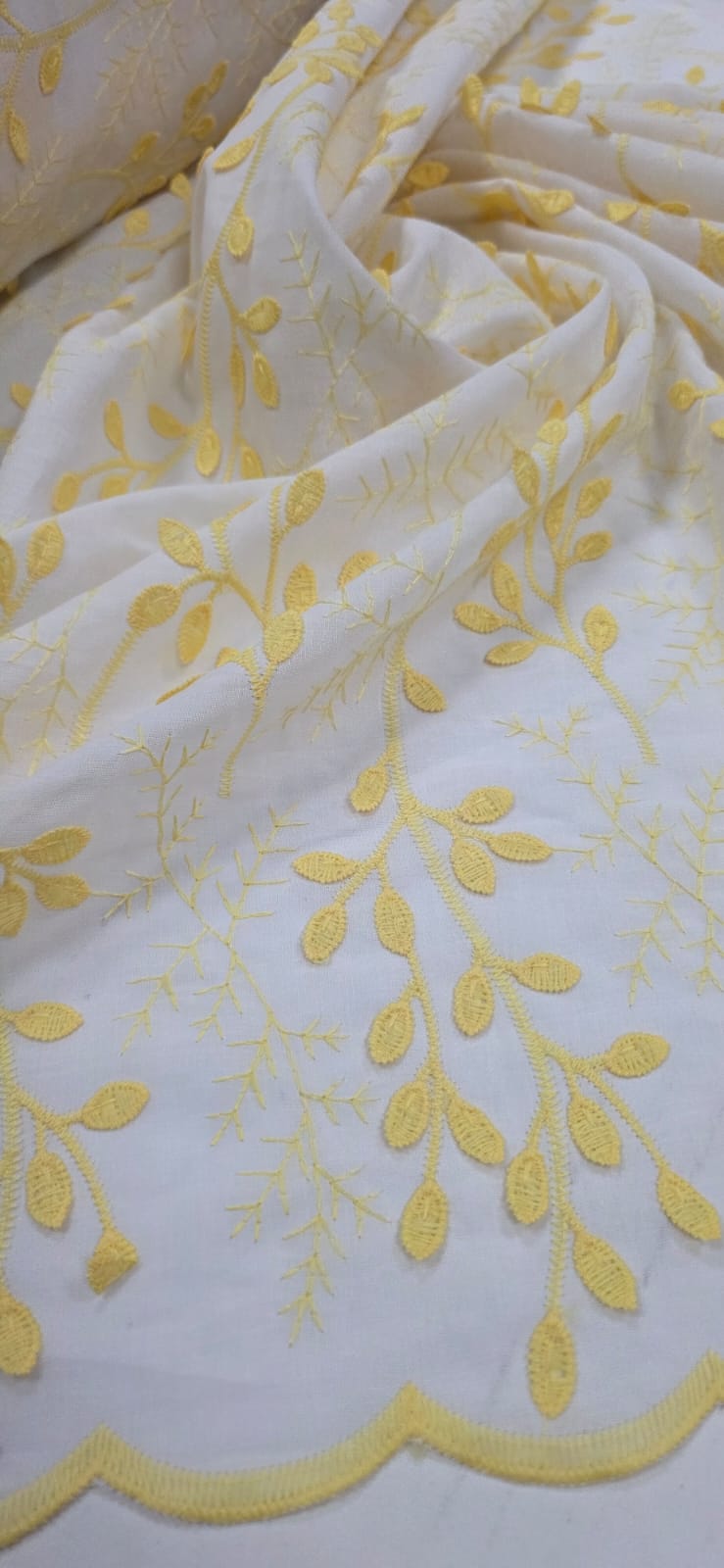 Cambraia Bordada 3D Bicolor Ramos Amarelo e Branco   ( COM ACABAMENTO NOS 2 LADOS)