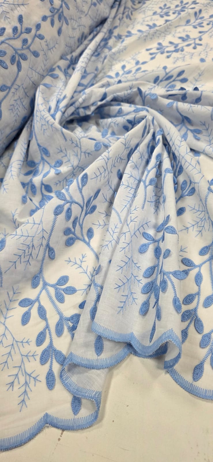 Cambraia Bordada 3D Bicolor Ramos Azul e Branco   ( COM ACABAMENTO NOS 2 LADOS)