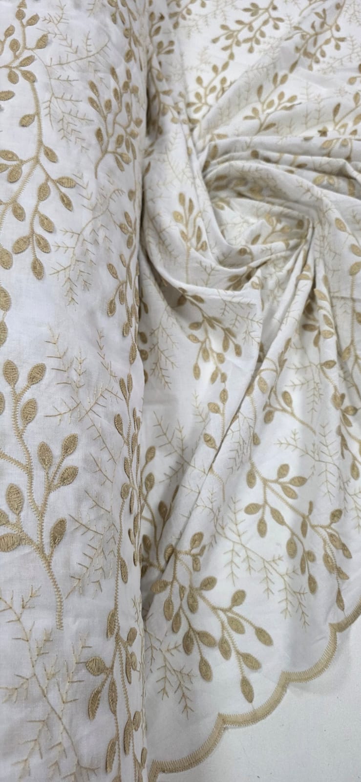 Cambraia Bordada 3D Bicolor Ramos Kaki e Branco   ( COM ACABAMENTO NOS 2 LADOS)