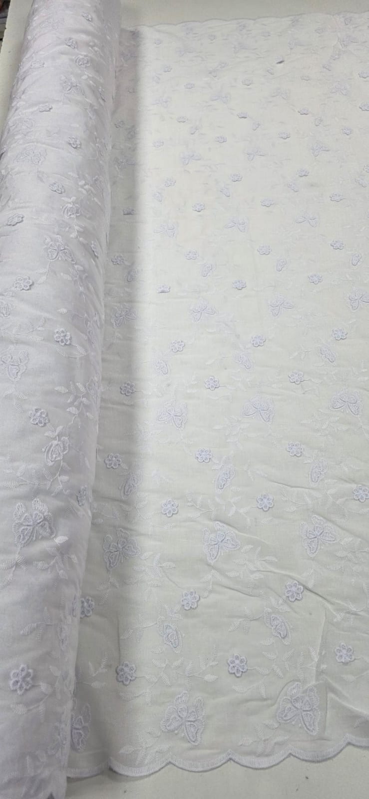Cambraia Bordada 3D Borboletas Branco ( COM ACABAMENTO NOS 2 LADOS)